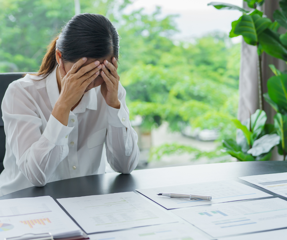 migraine-chronique-chez-une-femme-au-travail