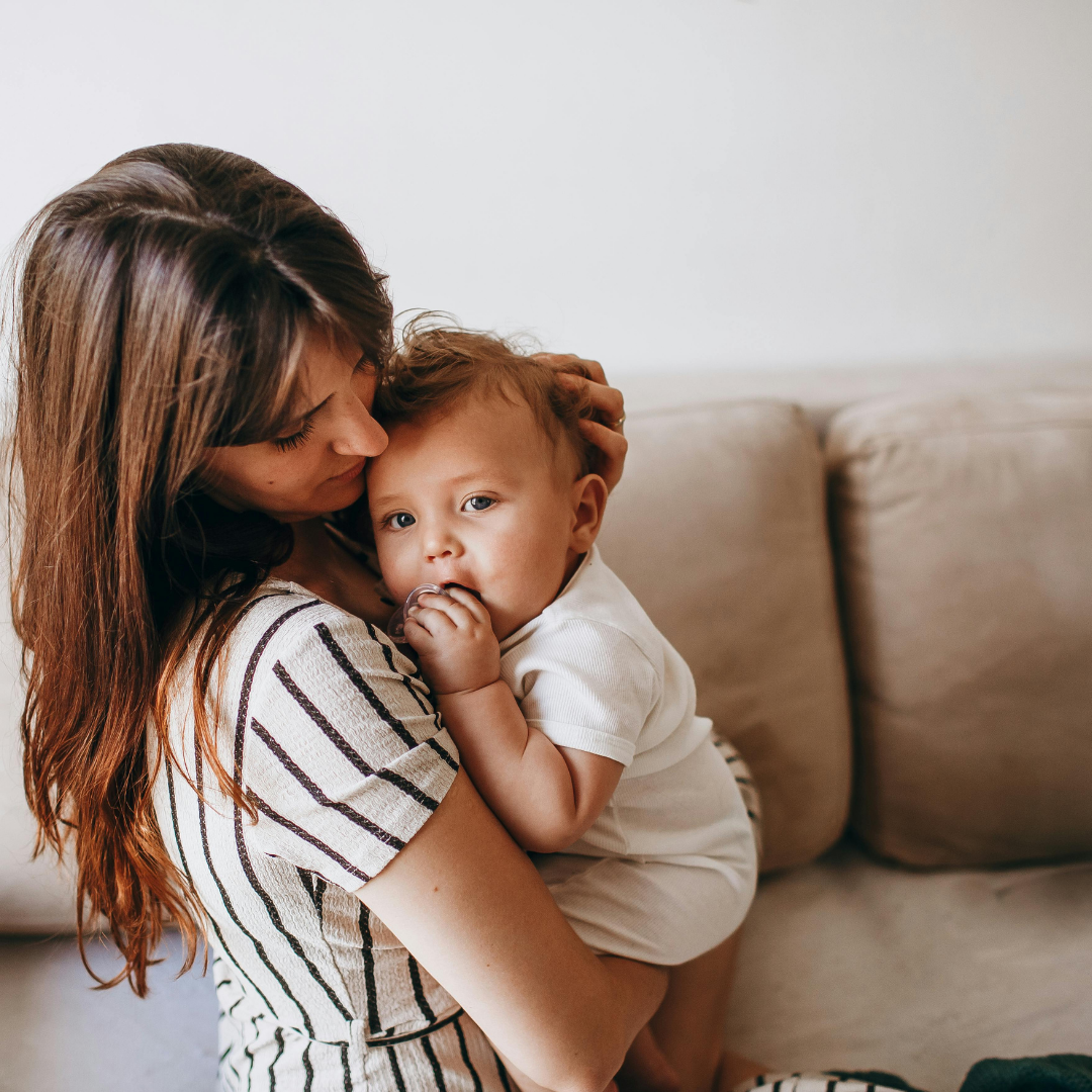 reflux-bebe-que-faire-maman-tenant-nourrisson-position-verticale-soulager-reflux