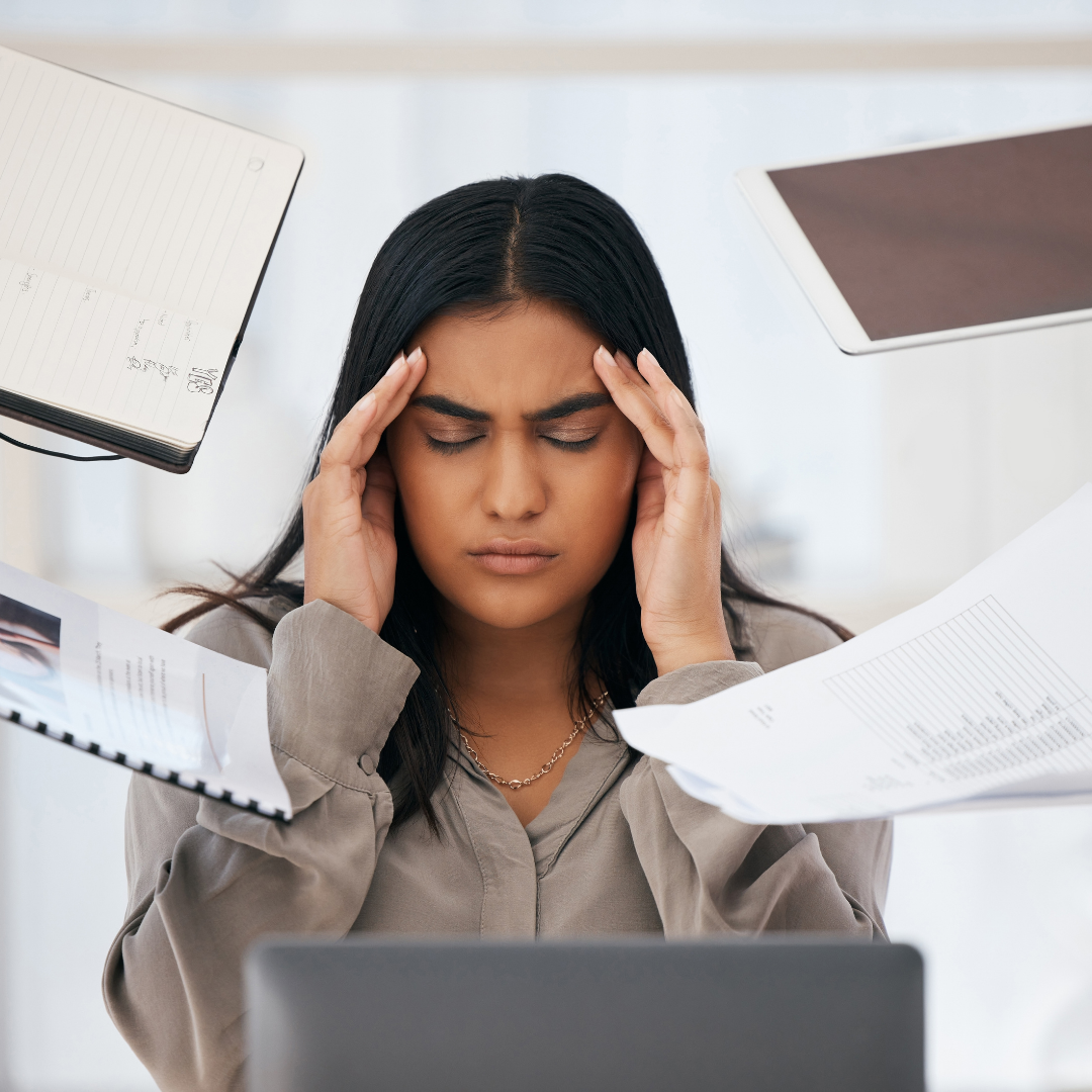 burn-out-symptômes-test-femme-stress-professionnel-surcharge-mentale-au-travail