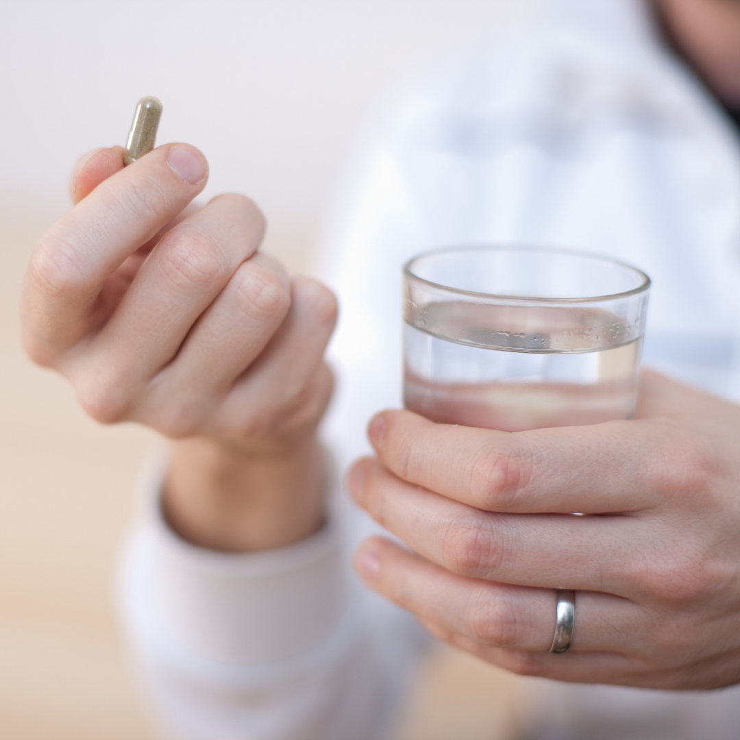 pilule-oubliée-que-faire-prise-de-pilule-avec-verre-d-eau-conduite-à-tenir