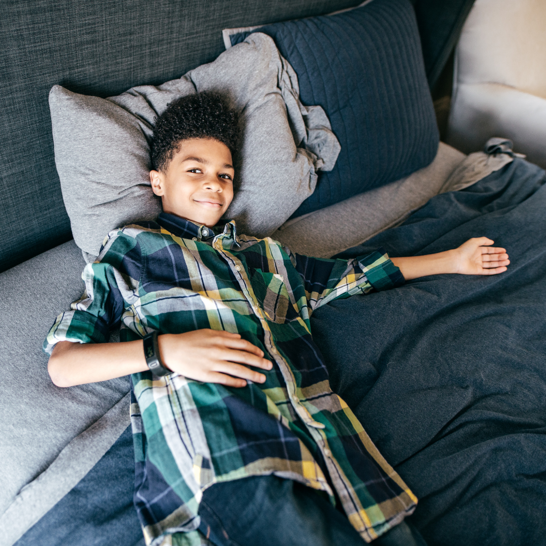 dysphasie-symptômes-enfant-allongé-sur-un-lit-environnement-calme-à-domicile-observation-des-troubles-du-langage