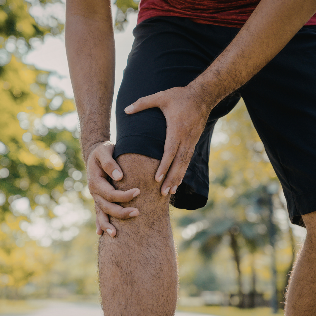 Homme-massant-son-mollet-apres-sport-jambes-lourdes-solutions-douleur-circulation-jambes