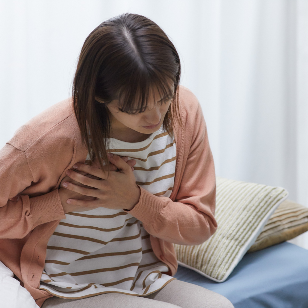 Douleur sous l'aisselle gauche et poitrine : signes d'urgence cardiaque à reconnaître