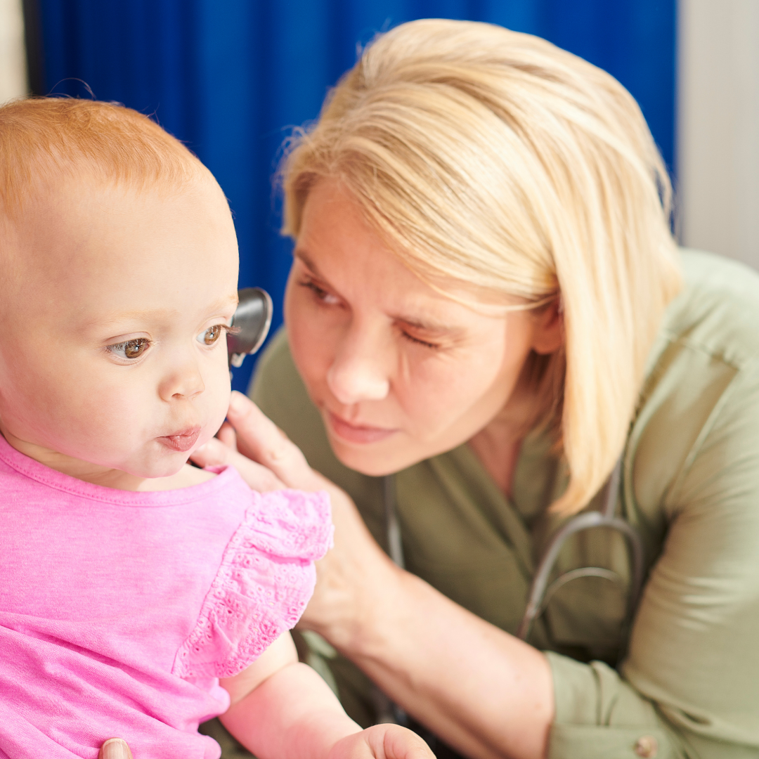 Signe otite bébé : consultation, traitement et prévention