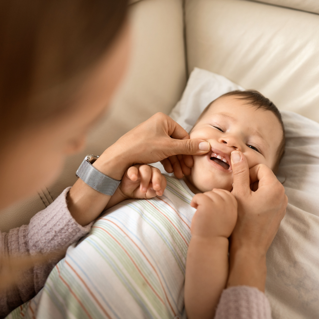 Poussée dentaire bébé : symptômes réels vs symptômes attribués à tort