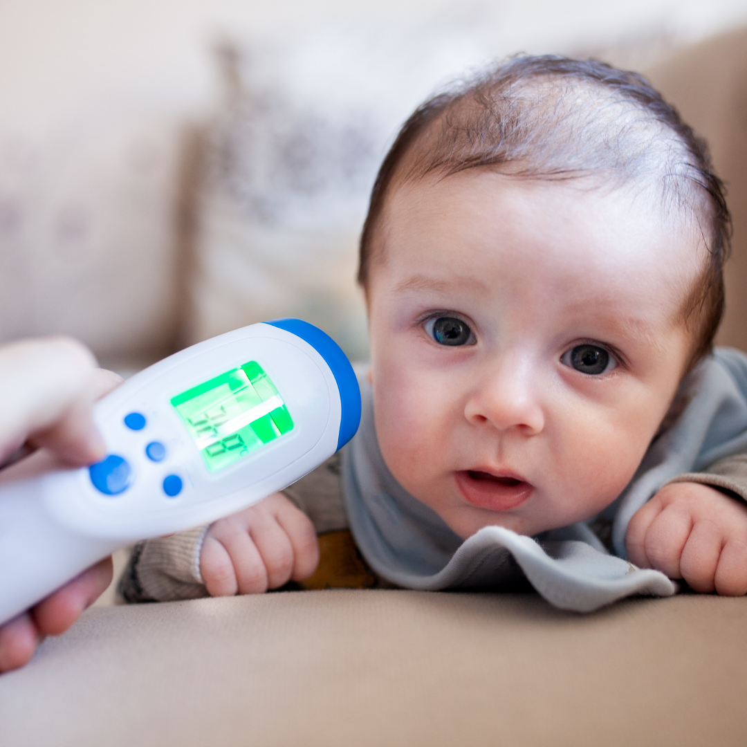 bebe-thermometre-frontal-fievre-bebe-quand-consulter