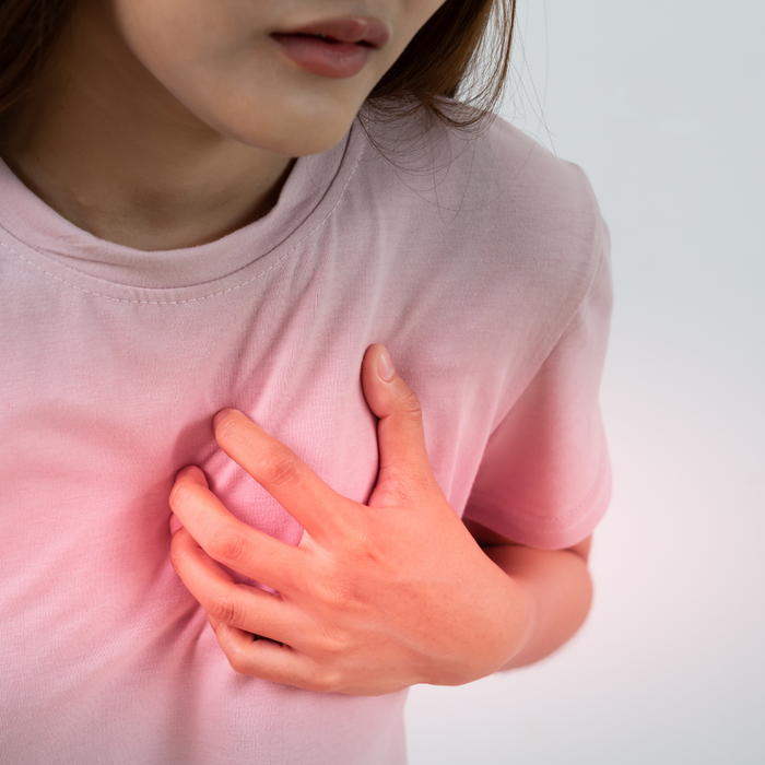 Douleur sous l'aisselle gauche et poitrine : causes possibles et quand consulter